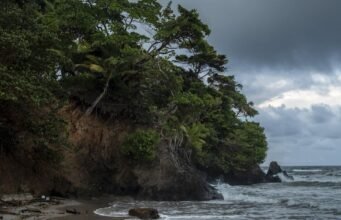 Um mistério em Trinidad enquanto corpos chegam à costa após ataques dos EUA