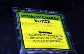 Multas em estacionamentos e faixas de ônibus em Londres aumentam 13%, à medida que os conselhos municipais arrecadam £ 1 bilhão por ano de ‘dinheiro para ganhar dinheiro’