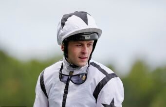 Jockey foi levado ao hospital com uma lesão no pescoço após um grave acidente de moto