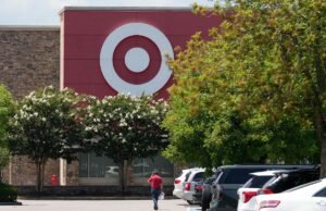 A Target está eliminando 1.800 empregos corporativos enquanto tenta recuperar a glória perdida.