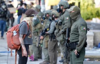 O deputado Bynum do Oregon questiona o segundo. Nome em ‘Extreme Brutality’ por agentes do DHS