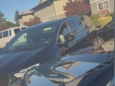 ‘Não é permitido em nossas comunidades’: casal de Hillsboro bloqueia van CBP