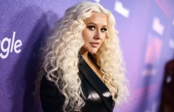 Christina Aguilera mostra seu corpo esguio enquanto visita a Disneylândia