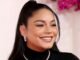 Vanessa Hudgens mostra sua adorável barriguinha de bebê de biquíni