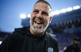 Billy Napier demitido na Flórida após uma reunião de anúncio com apoiadores: Relatório