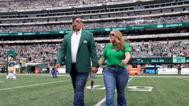 Nick-Mangold-Wife-Kids-Tributes.jpg