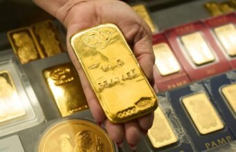 O ouro e a prata sofreram as maiores perdas diárias em anos, à medida que a impressionante recuperação do metal precioso foi interrompida.