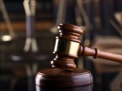 Uma mulher acusada de bater em um policial federal com um pandeiro em Portland