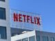 O preço das ações da Netflix caiu devido aos lucros fracos, mas a implementação de IA melhorou significativamente.