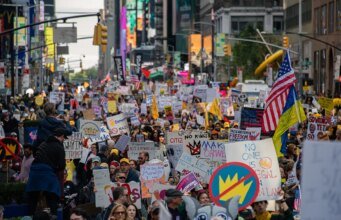 Homem preso em Nova York durante protestos ‘No Kings’ contra ameaças federais