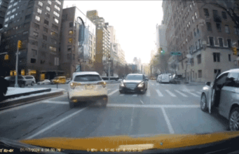 Mulher condenada a 2 anos de prisão por atropelar intencionalmente policial da polícia de Nova York com carro