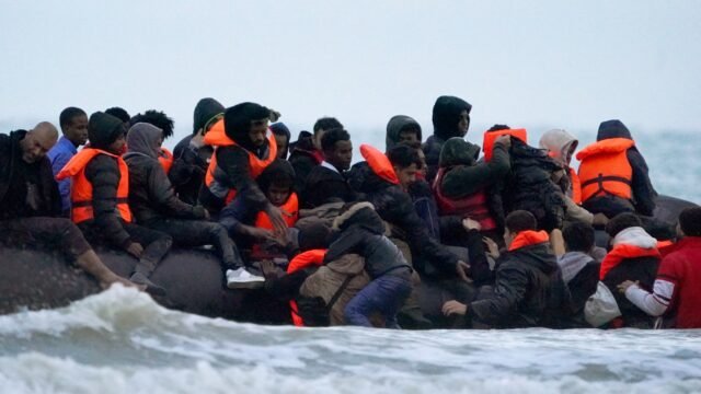 people-thought-migrants-wade-sea-1033057172_86b1d7.jpg