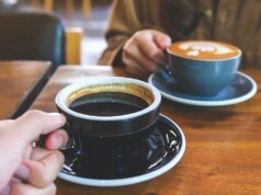 A tendência do sal viral no café reduz o amargor sem açúcar ou creme