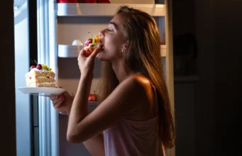 Comer alimentos ultraprocessados pode reconfigurar o cérebro e levar a excessos