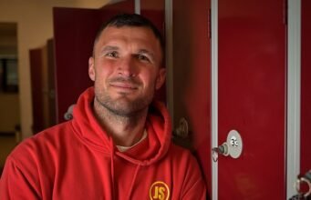 ‘Chris sugeriu que eu jogasse na Escócia, mas eu não queria… agora percebo que você teria dificuldade para encontrar uma nação mais obcecada por futebol’: John Sutton no caminho que o levou do Spurs aos semifinalistas da Premier Sports Cup de hoje