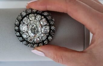 O broche de diamantes que Napoleão perdeu quando suas forças fugiram de Waterloo foi vendido por US$ 4,4 milhões, disse a Sotheby’s