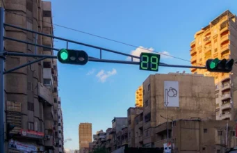“72 horas se passaram desde a viagem do Governador de Alexandria.” Novos semáforos instalados na Rua Al-Falaki