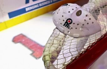 Os panfletos homenageiam o grande goleiro Bernie Parent com uma homenagem antes do jogo