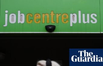 ‘Isto é tão deprimente’: graduados do Reino Unido fartos do elevado desemprego | desemprego juvenil