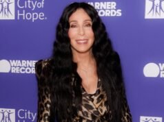 Cher usa lingerie de renda transparente por baixo do terno brilhante