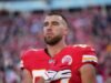 Apresentação do Hino Nacional diante da atenção dos Chiefs-Cowboys