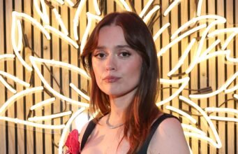 A estrela de ‘White Lotus’, Aimee Lou Wood, arrasa em um vestido transparente