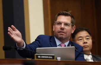 Eric Swalwell anuncia candidatura para governador da Califórnia no programa de Jimmy Kimmel