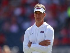 Analista Lane Kiffin derrama água fria em gigantes do treinamento, Jackson Dart