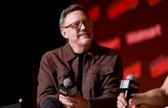 Matthew Lillard diz “F— Ice” durante exibição de “Scream” para fãs.