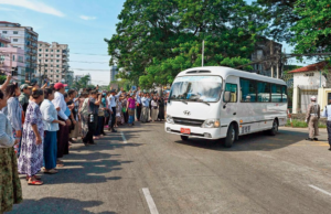 Famílias se alegram quando Mianmar liberta prisioneiros antes das eleições