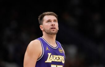 O historiador do Lakers, Luka Doncic, compartilha a notícia antes do jogo do Clippers