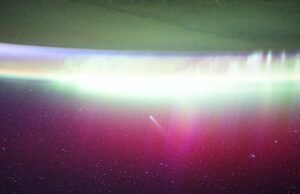 Astronautas da Estação Espacial Internacional viram o cometa Lemmon “absorvido” pelas fotos da aurora tiradas em 20 de novembro de 2025.