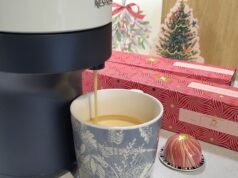 Experimentei o novo café de hibisco de amêndoa doce de Natal da Nespresso e foi como beber um café com leite com maçapão.