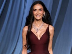 Demi Moore surpreende com um macacão Gucci preto transparente na estreia de Landman