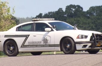 Autoridades de Clackamas dizem que o suspeito do tiroteio correu em direção ao policial antes de abrir fogo.