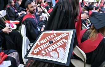 Matrículas de estudantes internacionais em faculdades dos EUA cairão 17% em 2025