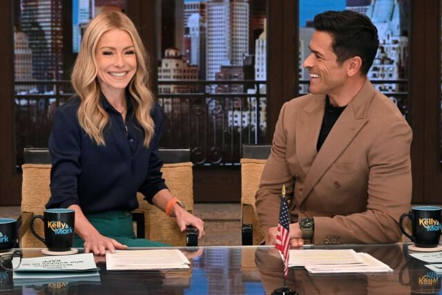 kelly-ripa-mark-consuelos-live-main-080525-3f1884a2e51c4213a5ddeac0b0094b19.jpg