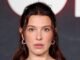 O vestido nude de rede arrastão sem costas de Millie Bobby Brown vai até as costelas