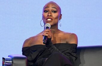 A primeira líder de torcida transgênero da NFL abre processo por saída dos Panthers