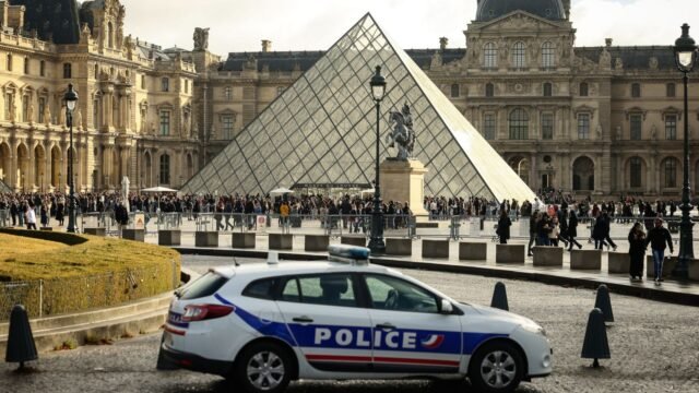 skynews-louvre-police_7091593.jpg