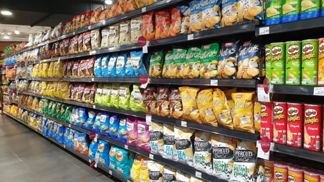 snacks-junk-food-aisle-at-grocery-store.webp.webp
