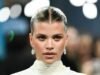 Sofia Richie Grainge mostra barriguinha de bebê no tapete vermelho com o marido