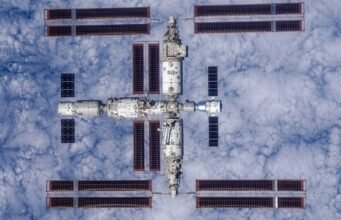 Três astronautas Tycho enfrentam desafios inesperados na órbita da Terra