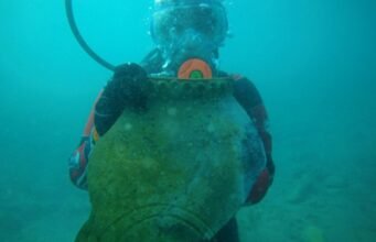 Você não vai acreditar no que os arqueólogos descobriram abaixo deste lago no Quirguistão.
