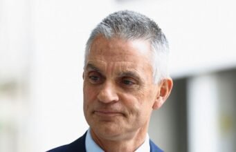 Executivo da BBC renuncia após críticas sobre edição do discurso de Trump pela emissora