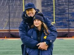 O orgulhoso pai Tom Brady posa com a mini-filha de Gisele Bundchen enquanto reúne as crianças para o Dia de Ação de Graças em Michigan, dois anos após a separação