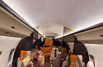 Vale a pena quebrar a mandíbula, Jake? Paul maltratado ostenta bolsa de £ 140 milhões após derrota por nocaute para Anthony Joshua – posa com dinheiro e SEIS armas em jato particular