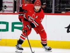 Jaccob Slavin retorna na vitória do Hurricanes e vê as Olimpíadas