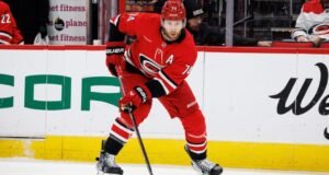Jaccob Slavin retorna na vitória do Hurricanes e vê as Olimpíadas