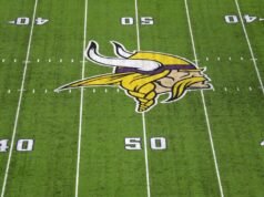 O avião da equipe Viking retorna ao aeroporto após a decolagem